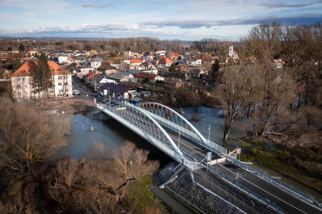 Ein neue Brücke verbindet Ungarn und die Slowakei post's picture