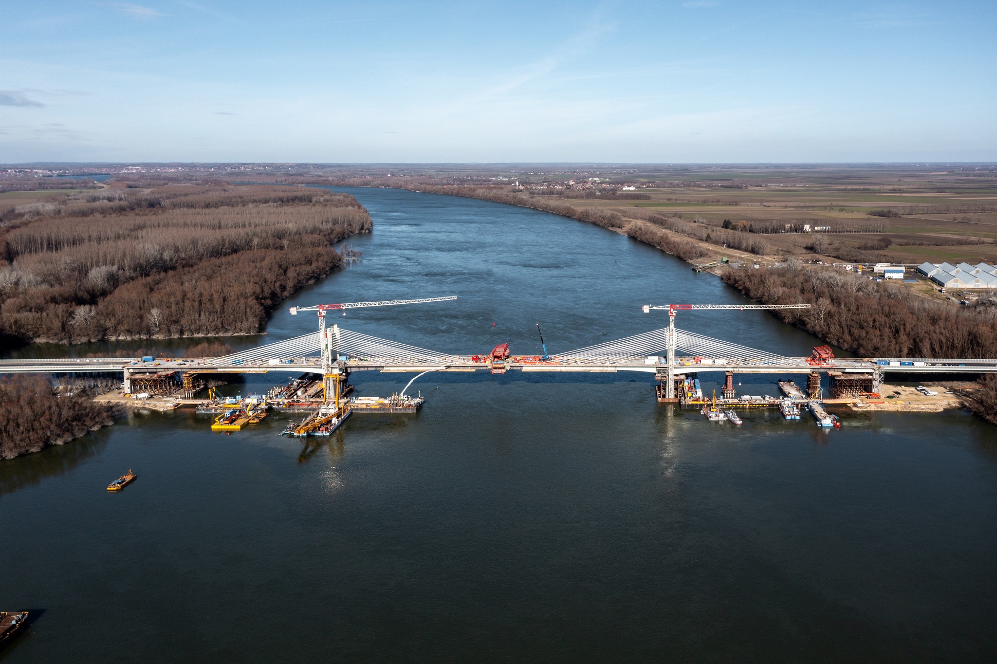 Neue Donaubrücke zwischen Paks und Kalocsa wächst zusammen