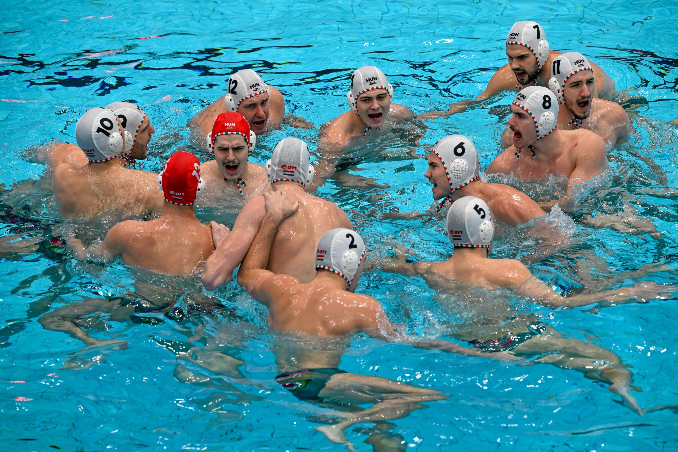 Wasserballer nach einem unglaublichen Triumph Gruppenerster bei der Europameisterschaft