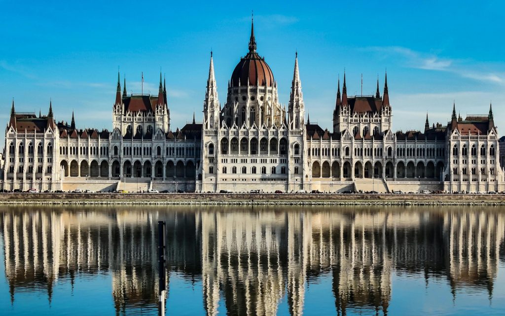 Budapester Parlamentsgebäude in einem Artikel des Wall Street Journal gelobt post's picture