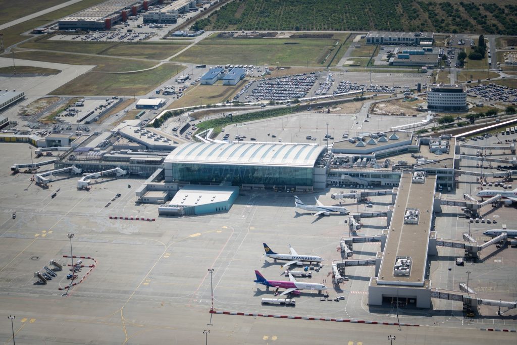Flughafen Budapest versorgt Flugzeuge am Boden mit Ökostrom