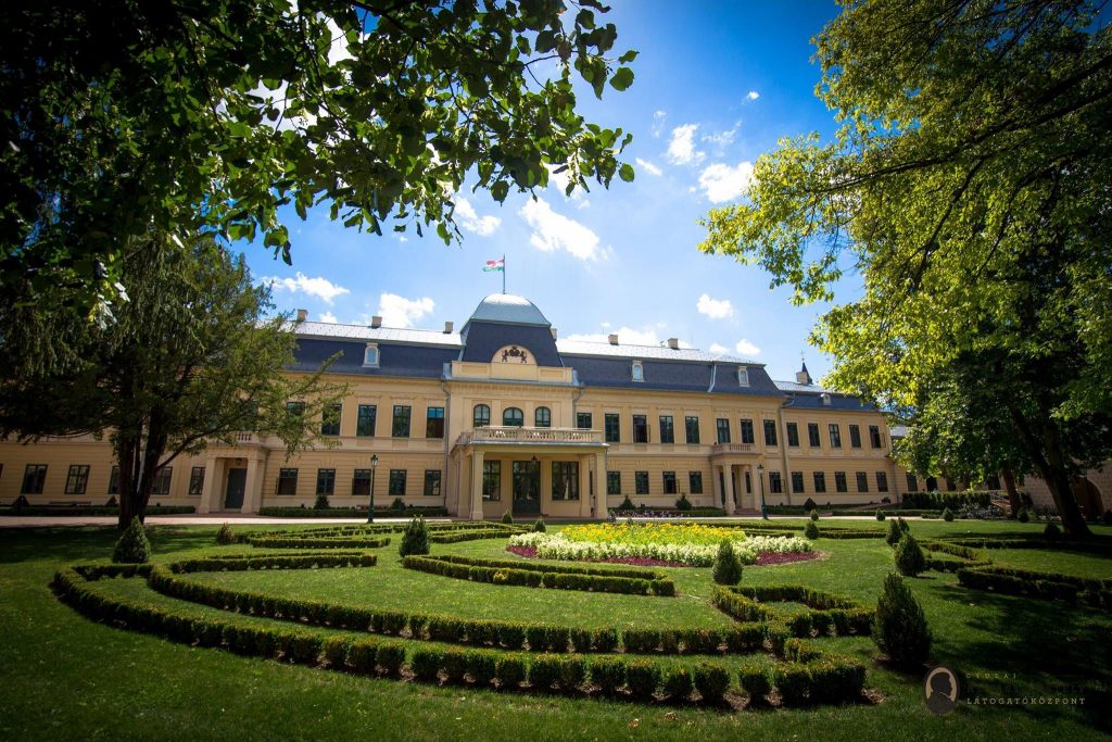 Schloss Almásy in Gyula feiert Jubiläum mit Dackeltreffen post's picture