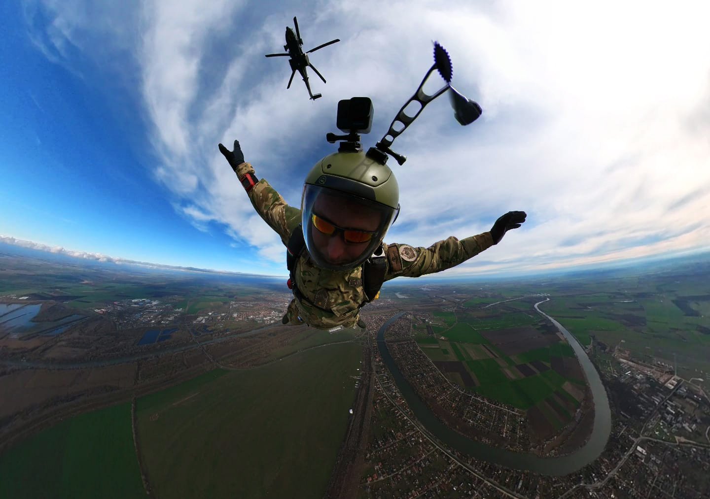 Spektakuläre Fallschirmsprungübung mit dem neuen Militärhubschrauber der Streitkräfte