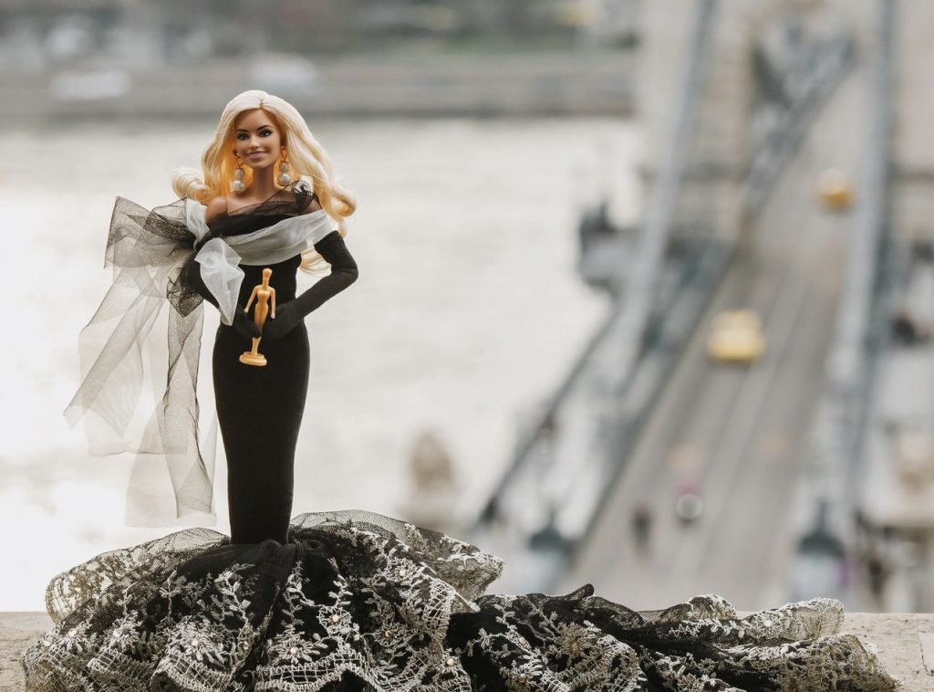 Ungarisches Luxusmodehaus kleidet Barbie-Puppe in festliches Outfit post's picture