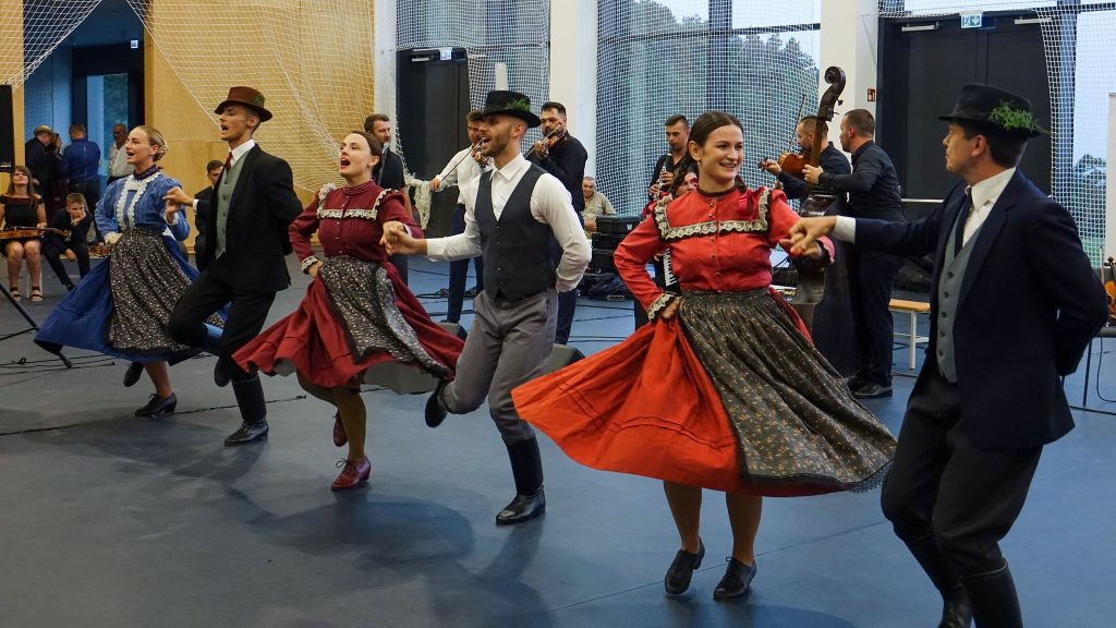 Tanzbein schwingen, den Ungarn in der Ukraine helfen