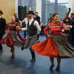 Tanzbein schwingen, den Ungarn in der Ukraine helfen