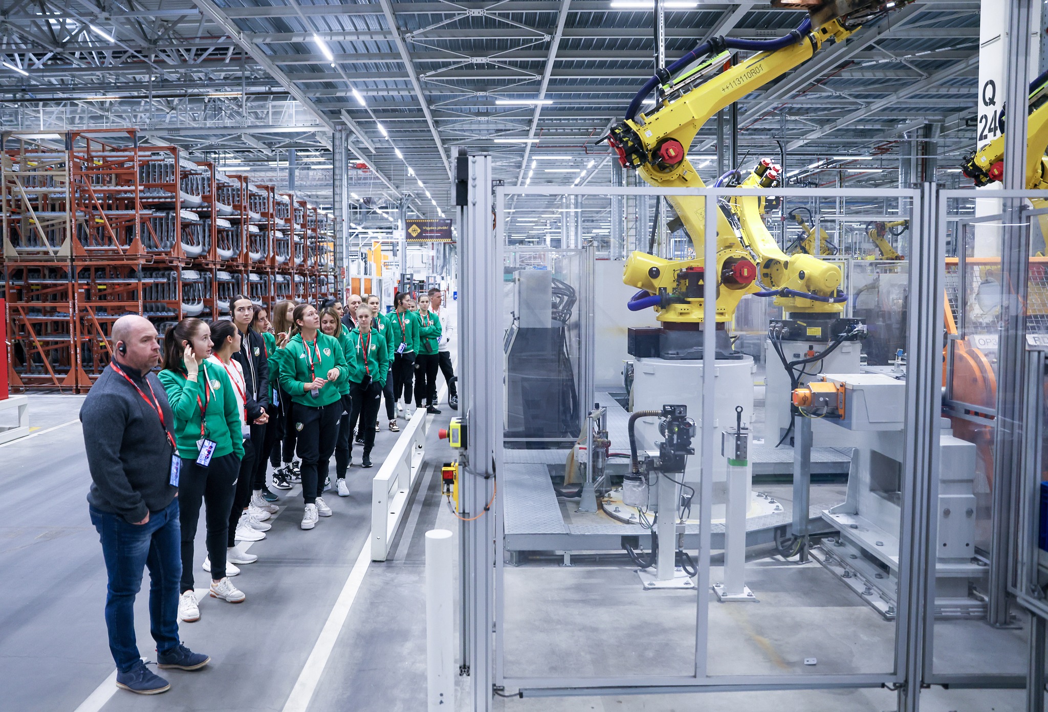 Ergonomisch ungünstige Arbeitsplätze werden bei Audi Hungaria durch Roboter ersetzt