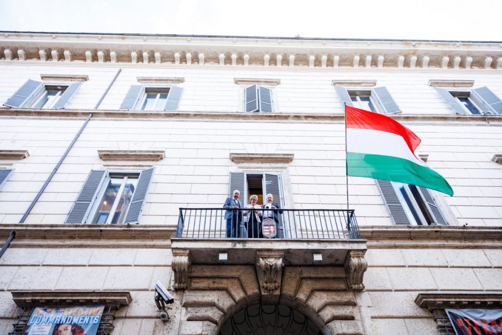 Der Präsident besucht die römische Niederlassung der in Berlin angegriffenen ungarischen Institution