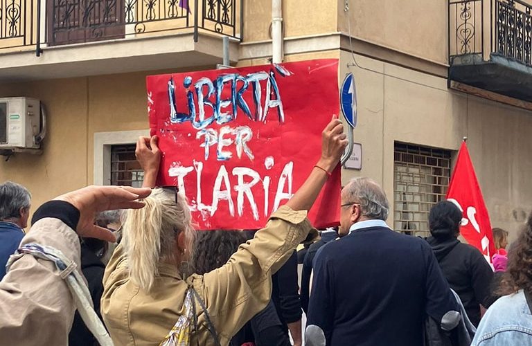 Italienischer Freudentaumel nach der Genehmigung des Hausarrests für Ilaria Salis post's picture