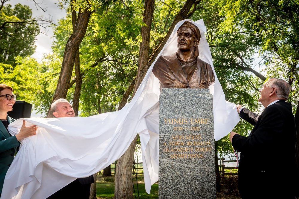 Statue des Sufi-Dichters im Zeichen türkisch-ungarischer Freundschaft enthüllt