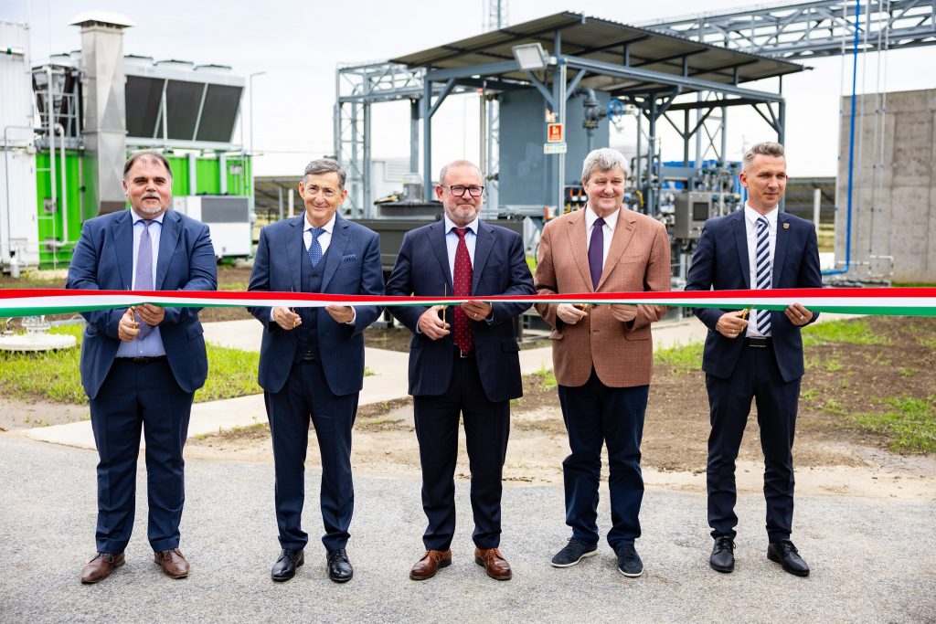 Erste grüne Wasserstoffanlage in Ungarns größtem Solarpark eingeweiht post's picture