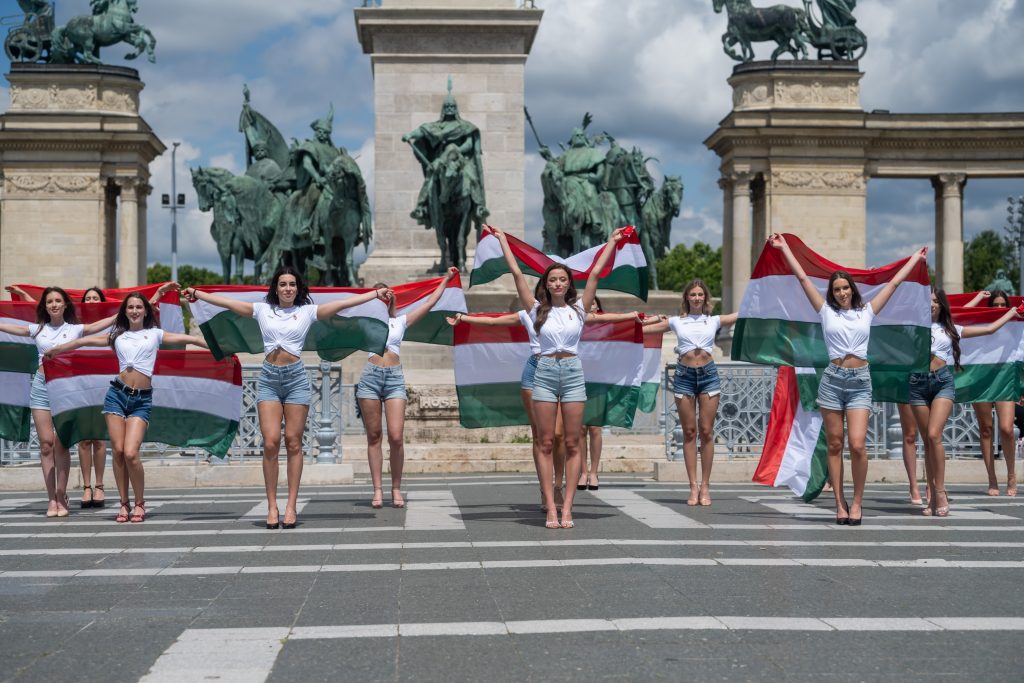 Finalistinnen des Schönheitswettbewerbs stimmen auf die Fußball-EM ein post's picture