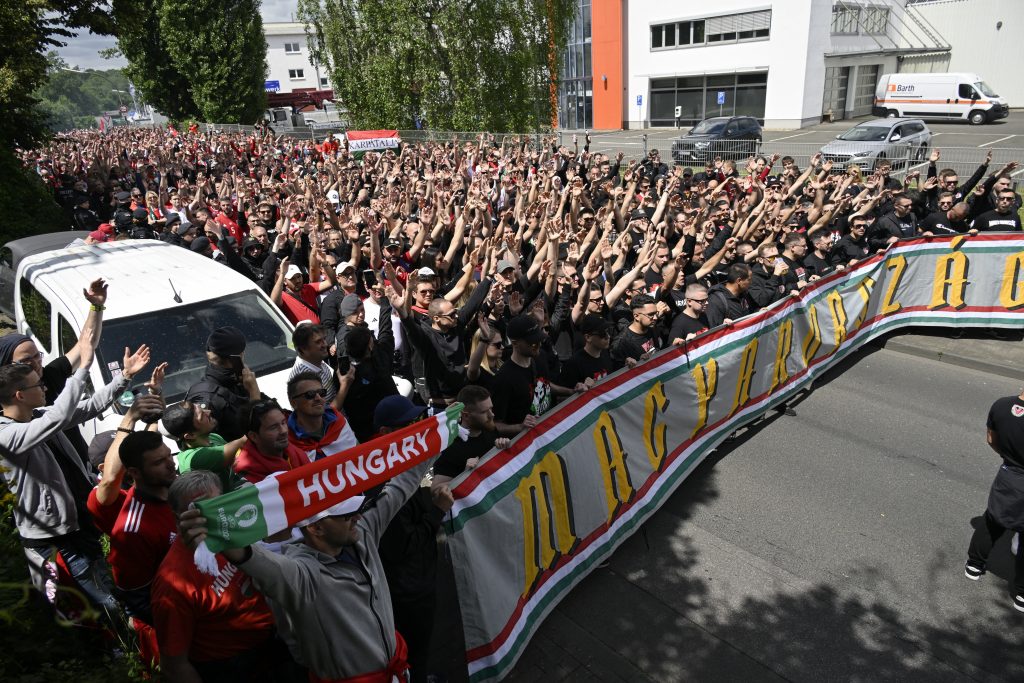 Ungarns Fans marschieren gemeinsam zum Stadion für das EM-Spiel gegen Deutschland post's picture