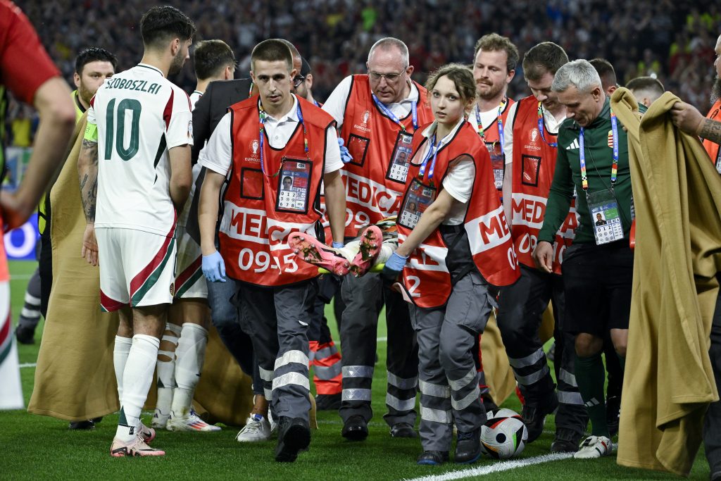 Zu diesem Zeitpunkt kann Fußballnationalspieler Barnabás Varga das Krankenhaus verlassen post's picture