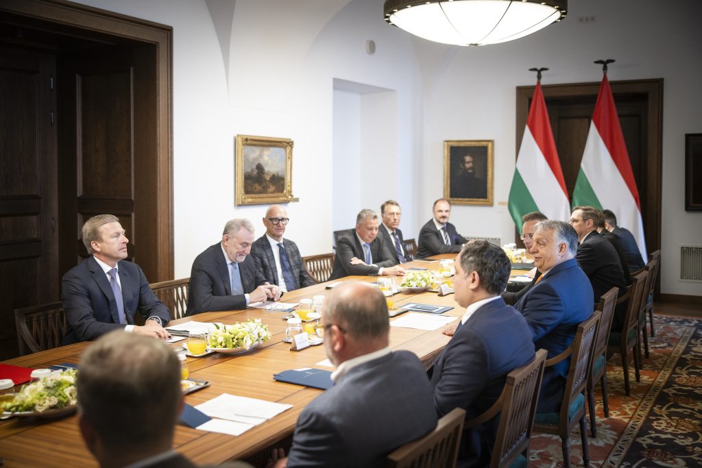 Geschäftsführer von Vodafone, BMW und der Deutschen Telekom zu Gast bei Viktor Orbán post's picture