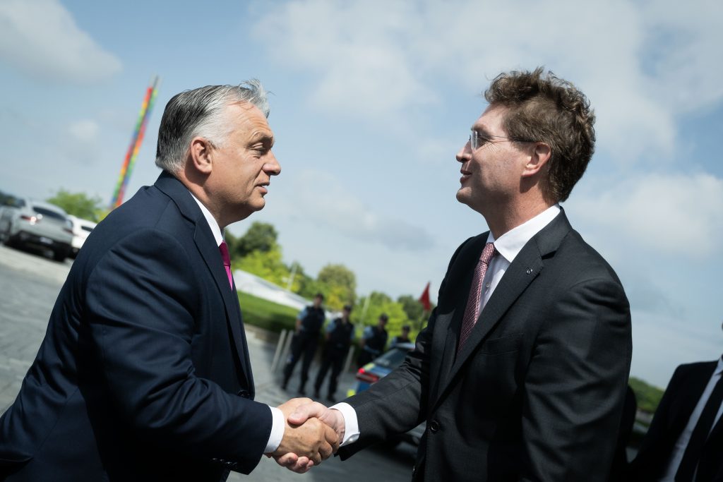 Viktor Orbán im Gespräch mit dem Chef von Mercedes in Stuttgart post's picture