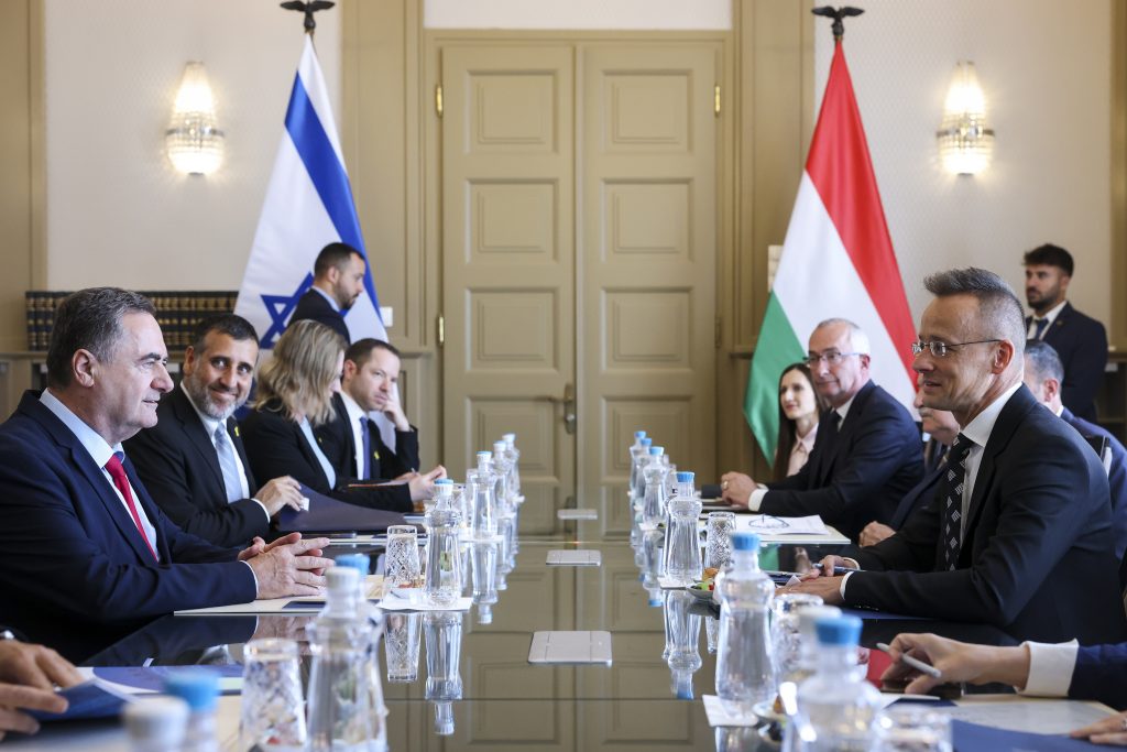 Israelischer Außenminister zu Besuch bei seinem ungarischen Amtskollegen in Budapest post's picture