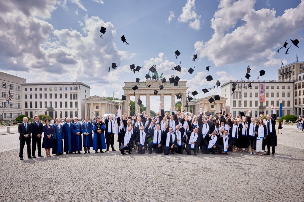 Deutsche Medizinstudenten erhalten ihr ungarisches Diplom post's picture