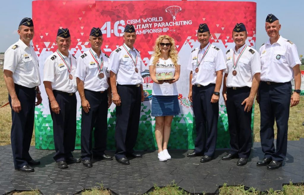 Zwei Medaillen bei der Weltmeisterschaft im militärischen Fallschirmspringen post's picture