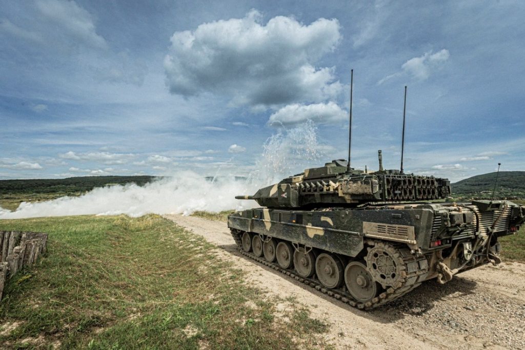 Die neuen Leopard 2A7-Panzer der Armee zeigen bei Übungen ihre Muskeln post's picture