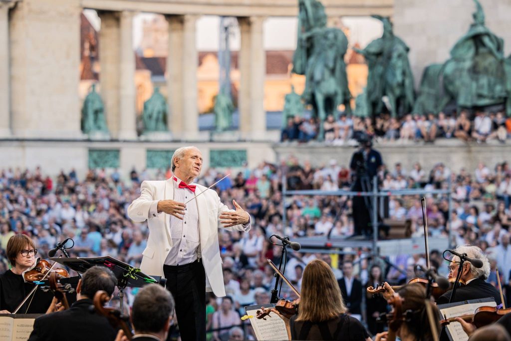 Budapester Festivalorchester veranstaltet kostenloses Friedenskonzert auf dem Heldenplatz post's picture