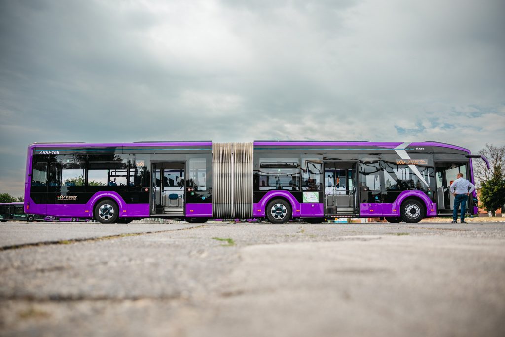 Der erste Elektro-Gelenkbus Ungarns kommt in einer ländlichen Stadt zum Einsatz post's picture