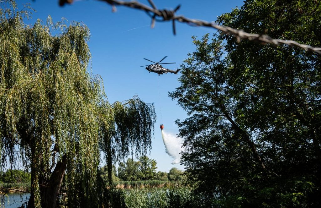 Ungarns Luftwaffe und Feuerwehr helfen bei der Bekämpfung von Waldbränden in Nordmazedonien post's picture