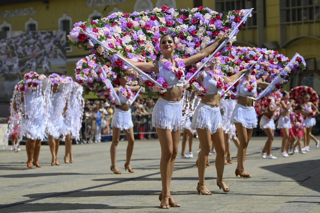 Eine Parade aus Blumen zum Tag der Staatsgründung in Debrezin post's picture