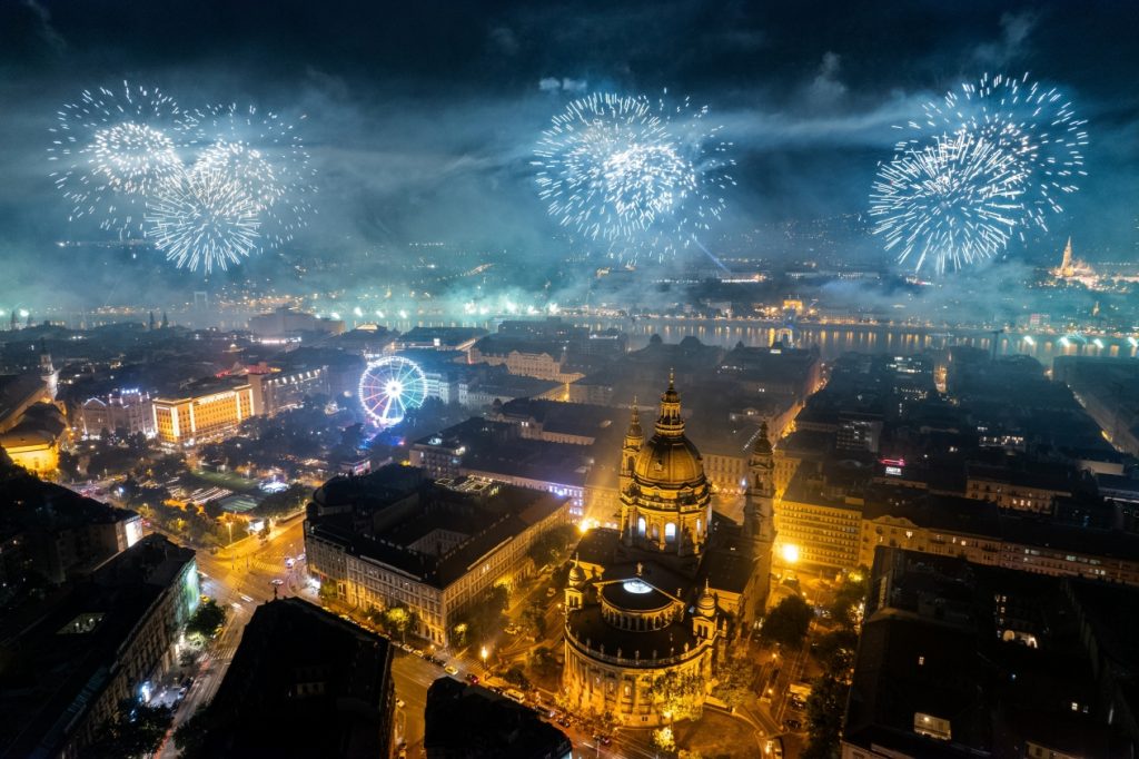 Alles Gute zum Geburtstag Ungarn! Nachthimmel erstrahlt in atemberaubendem Feuerwerk post's picture