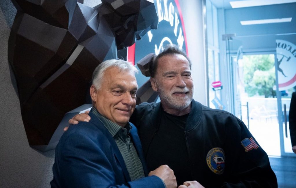 Viktor Orbán trainiert mit Arnold Schwarzenegger im Fitnessstudio post's picture