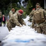 So viele Soldaten wie nötig an den Dämmen eingesetzt