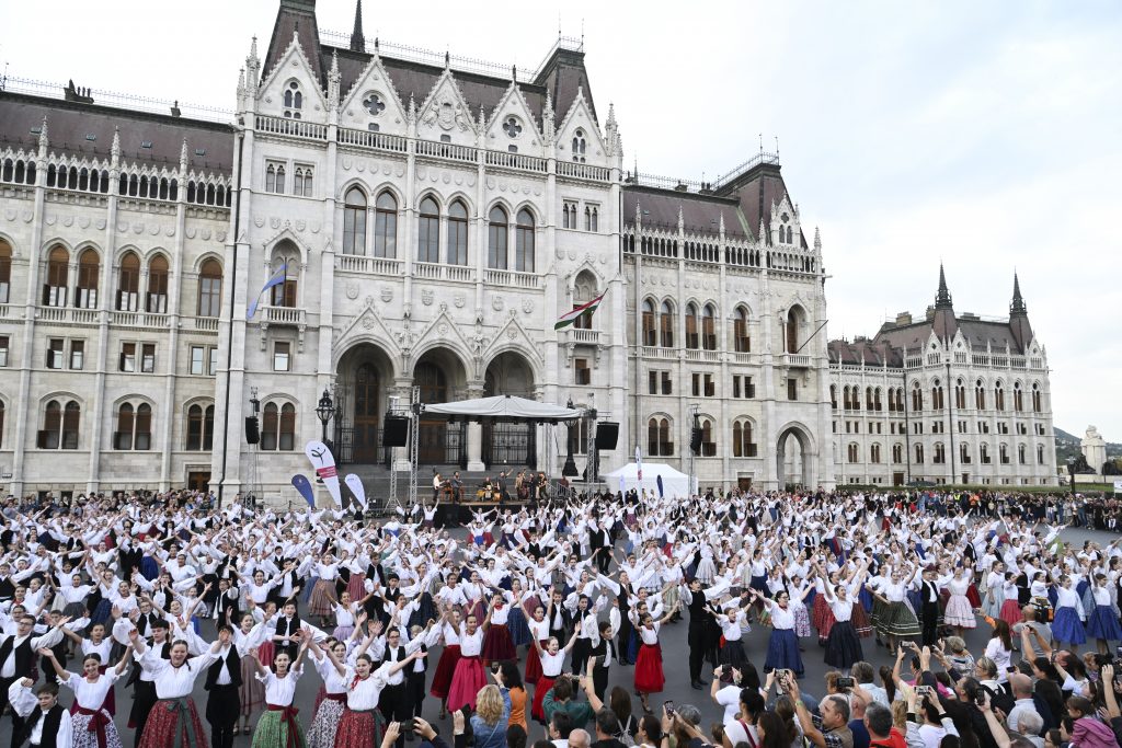 Neuer Rekord im ungarischen Volkstanz aufgestellt post's picture