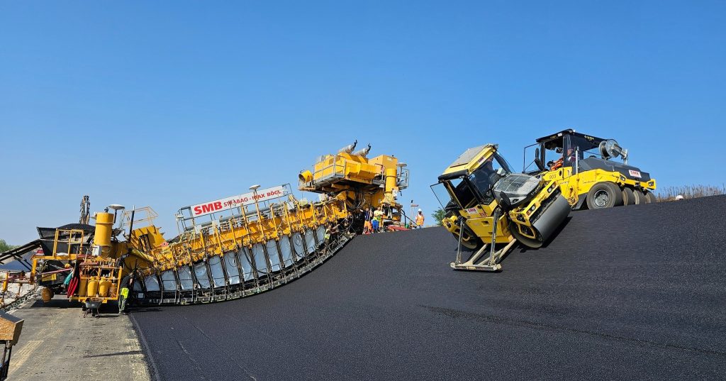 Einzigartiges Highspeed-Oval auf der Automobilteststrecke ZalaZONE im Bau post's picture