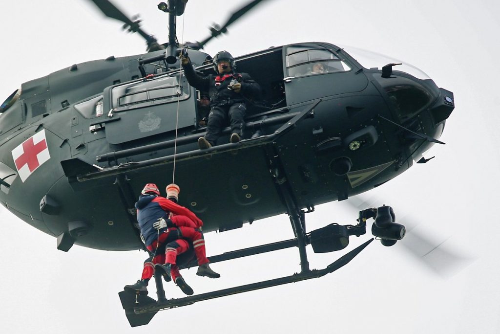 Soldaten des Such- und Rettungsdienstes der Streitkräfte bilden bosnische Bergretter aus post's picture