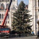 Ungarns Weihnachtsbaum nimmt seinen Platz vor dem Parlament ein