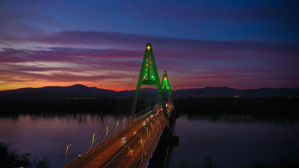 Kein Weihnachten ohne festlich beleuchtete Megyeri-Brücke post's picture