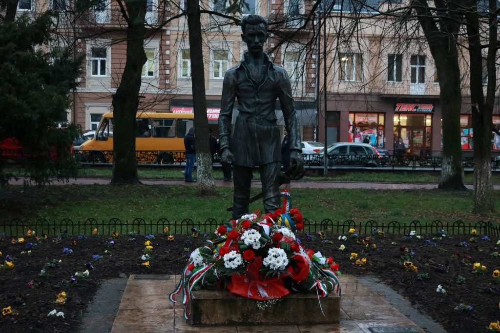 Stadtverwaltung in Transkarpatien plant öffentliche Toilette neben der Petőfi-Statue post's picture