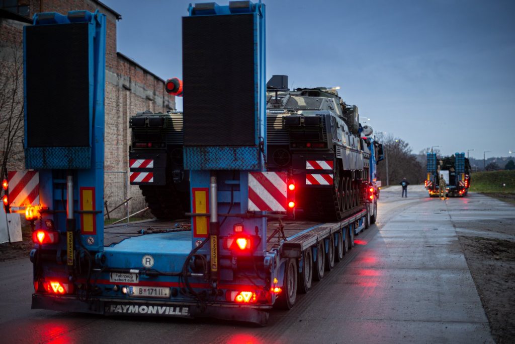 Leopard und Wisent: Mächtiges Kampffahrzeug-Duo in Tata eingetroffen post's picture