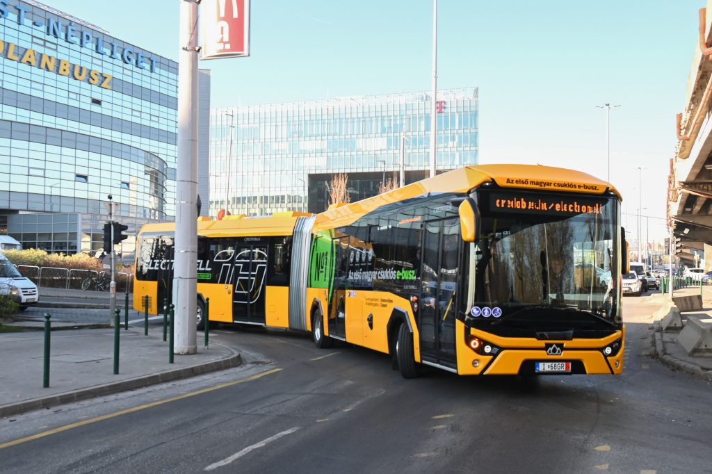 Erster in Ungarn hergestellter Elektro-Gelenkbus vorgestellt post's picture