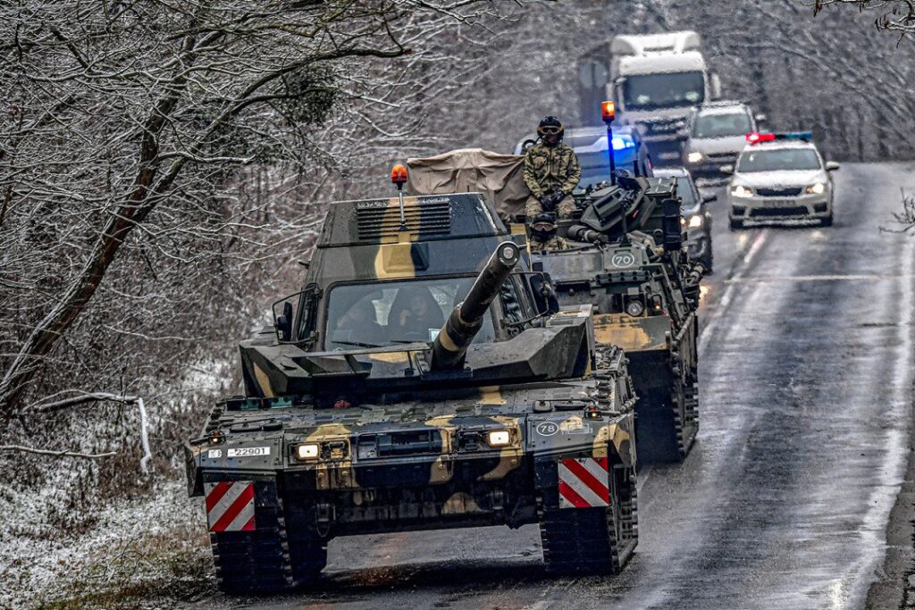 NATO-Truppen durchqueren das Land auf dem Weg zu einem Großmanöver post's picture