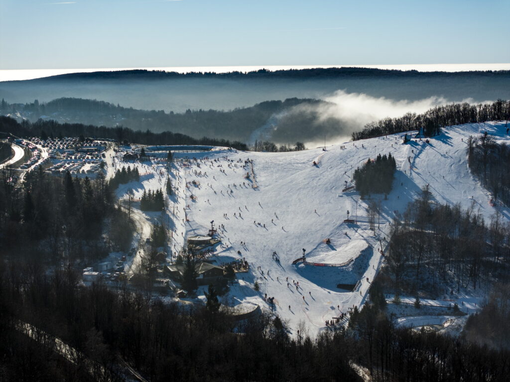 20 Jahre Skipark Mátraszentistván: Geburtstagsfeier mit Eisskulptur und Fahnen-Skifahren post's picture