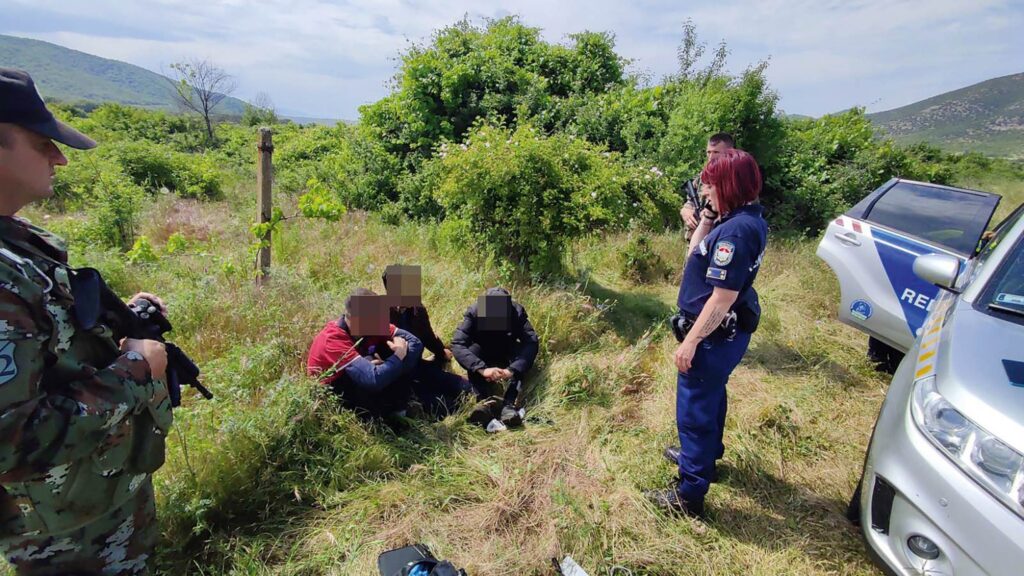 Ungarische Polizisten helfen erneut bei der Sicherung der serbisch-mazedonischen Grenze post's picture