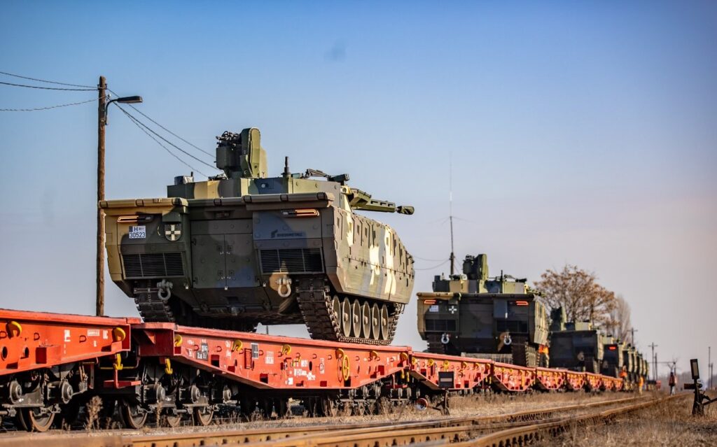 Zentimeterarbeit: Lynx-Panzer auf Eisenbahnwaggons verladen post's picture