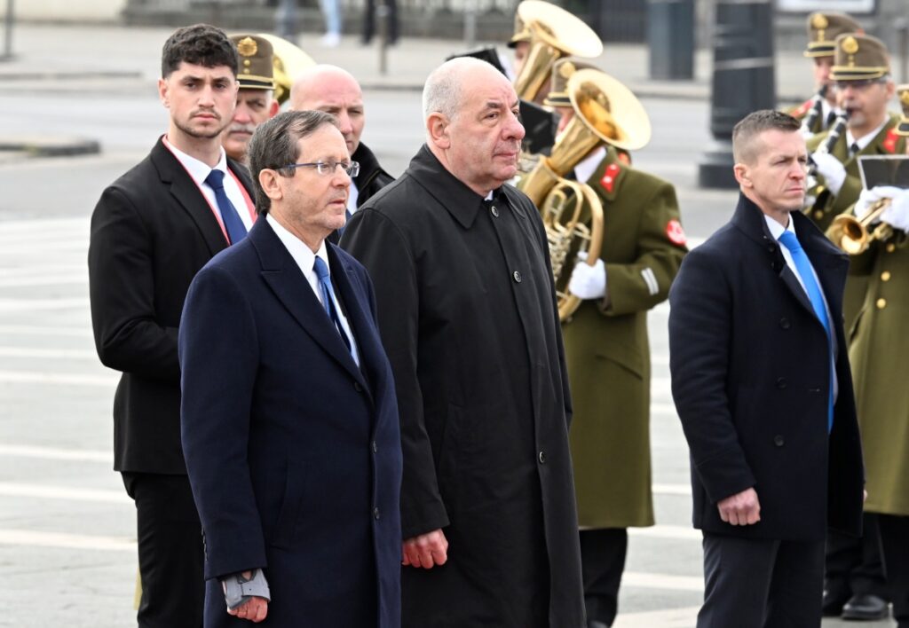 Der israelische Präsident trifft zu einem Staatsbesuch in Ungarn ein post's picture