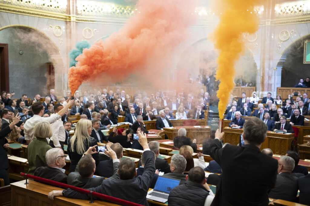 Pride-Verbot: Oppositionelle zünden Rauchgranaten im Parlament während der Abstimmung post's picture