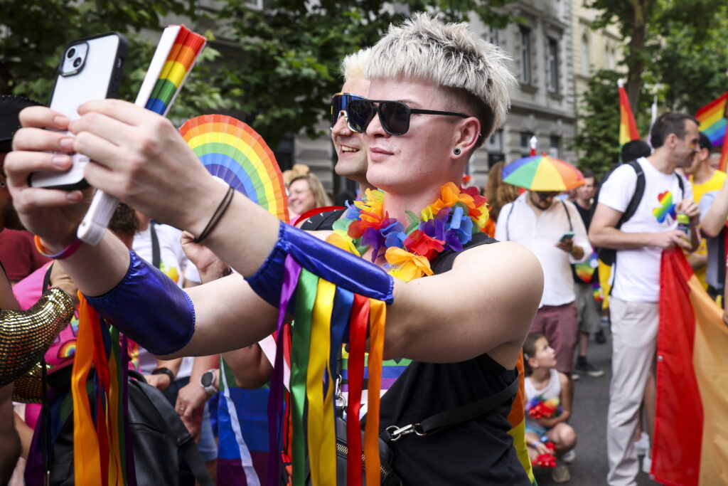 Mit der Annahme einer Gesetzesänderung würde Pride-Parade gegen Kinderschutzgesetz verstoßen post's picture