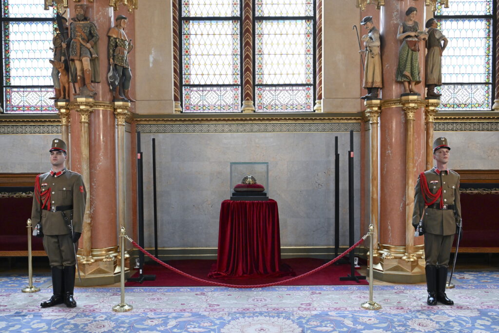 Neue Vitrine für besseren Schutz der historischen Kronjuwelen im Parlament post's picture