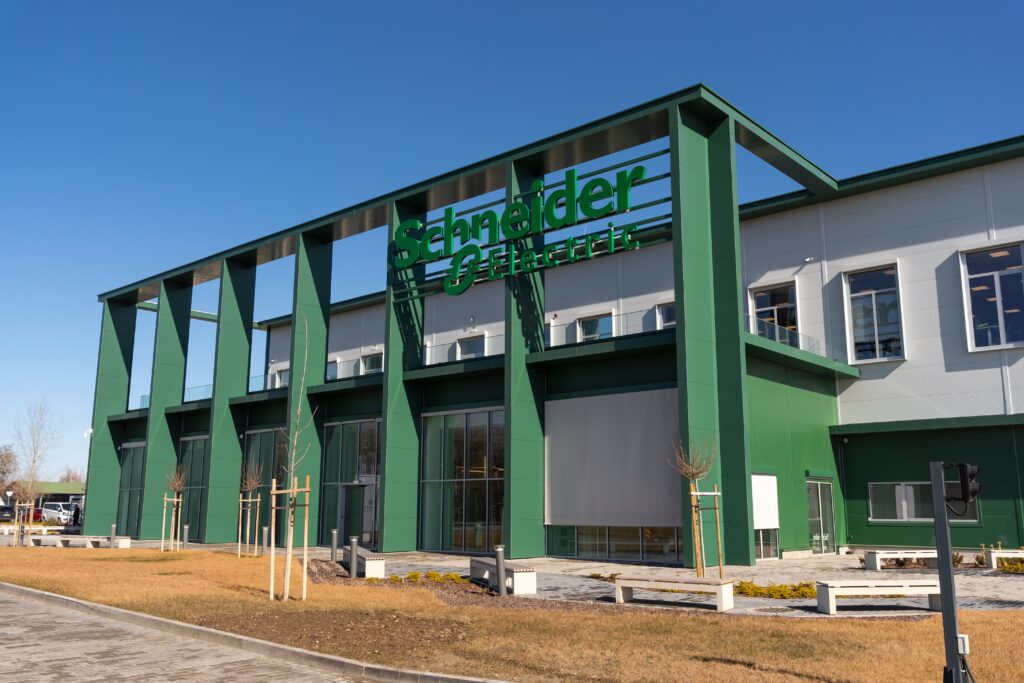 Schneider Electric Smart Factory in Dunavecse wächst weiter post's picture